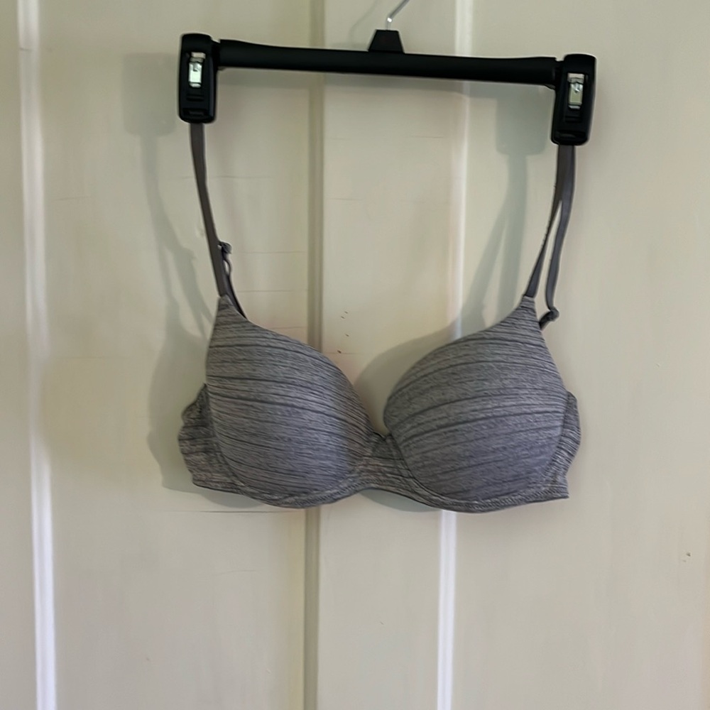 PINK Victoria’s Secret 34C wire bra